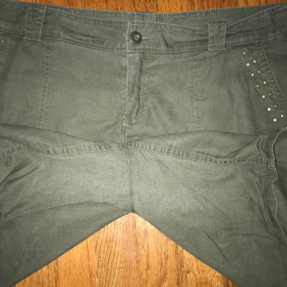 Green Linen Shorts - Picture 2 of 4